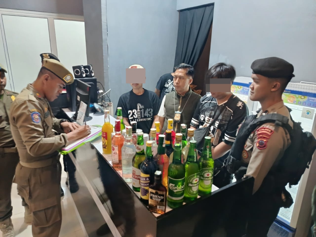 Razia Miras di Banjarnegara, Petugas Temukan 26 Botol di Kios Desa Pucang