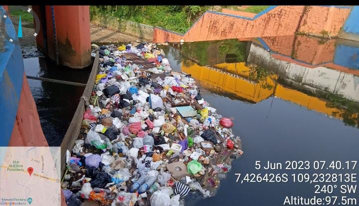 Setiap Hari, Pintu Bendung Banjaran II Sungai Kranji Dipenuhi Sampah Rumah Tangga