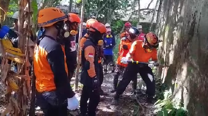 Evakuasi Gempa Bumi, Relawan Terobos Tembok