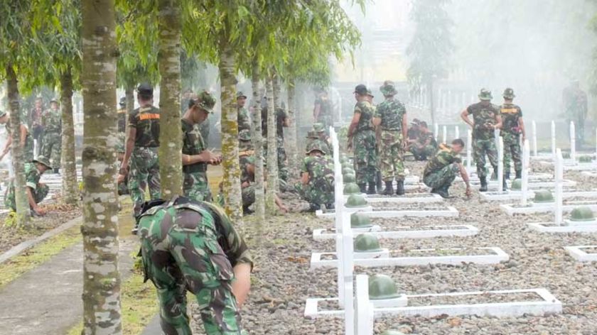 Kodim Purwokerto Bersih-Bersih Taman Makam Pahlawan Tanjung Nirwana