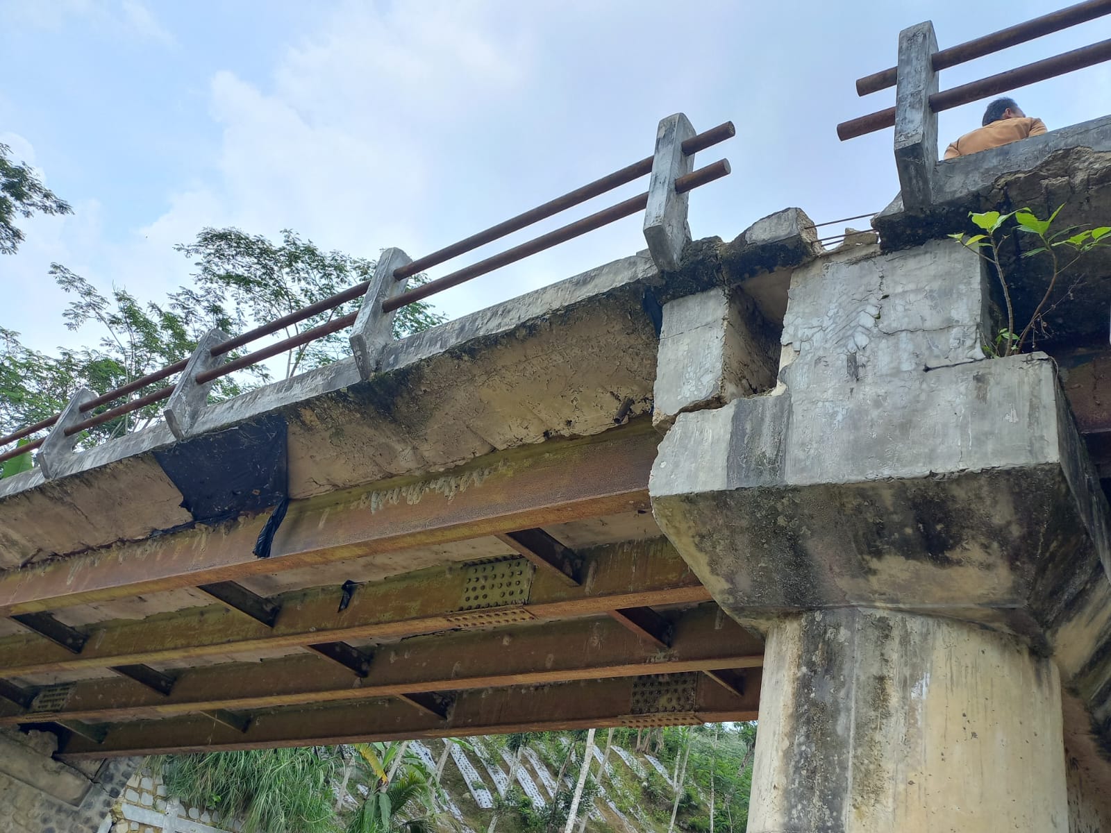 Curah Hujan Tinggi Sebabkan Tanah Bergerak di Karangtengah, Jembatan Karangtengah-Pagentan Nyaris Putus