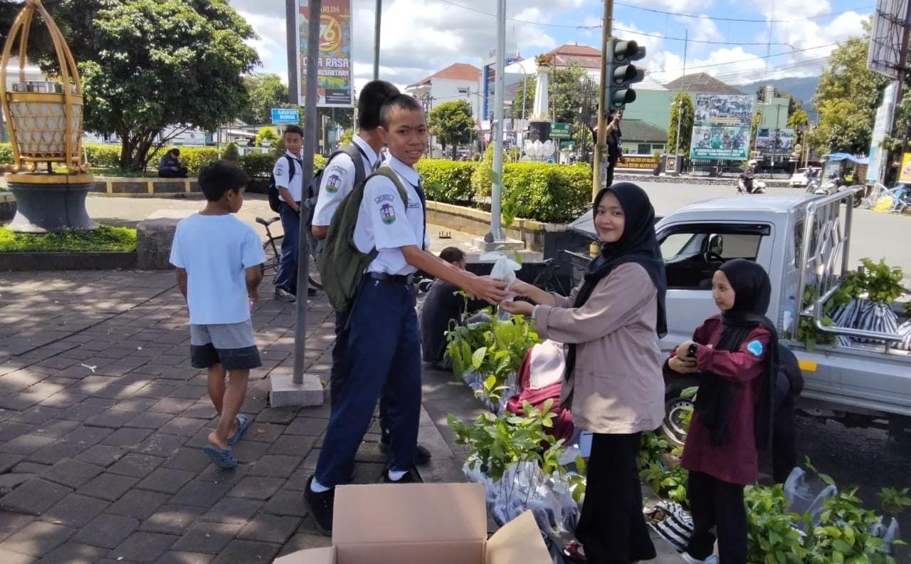 Hari Bumi Sedunia, Mahasiswa dan Warga Bagikan 1.200 Bibit Pohon