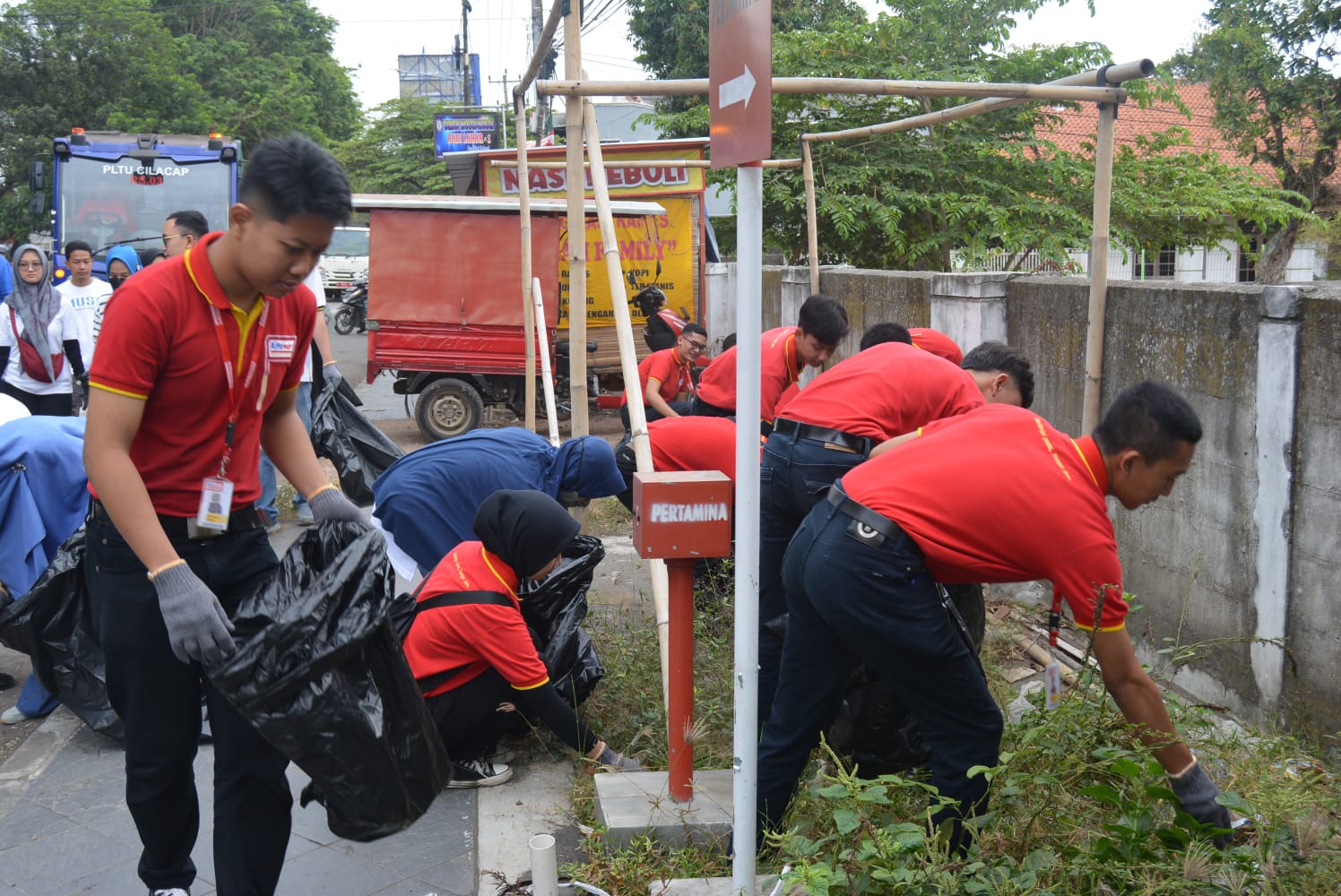 Alfamart Refleksikan World Cleanup Day, Bersih-Bersih Lingkungan Bersama Komunitas dan Lembaga Pemerintah