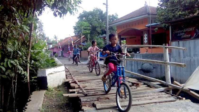 Warga Petir Gunakan Jembatan Darurat