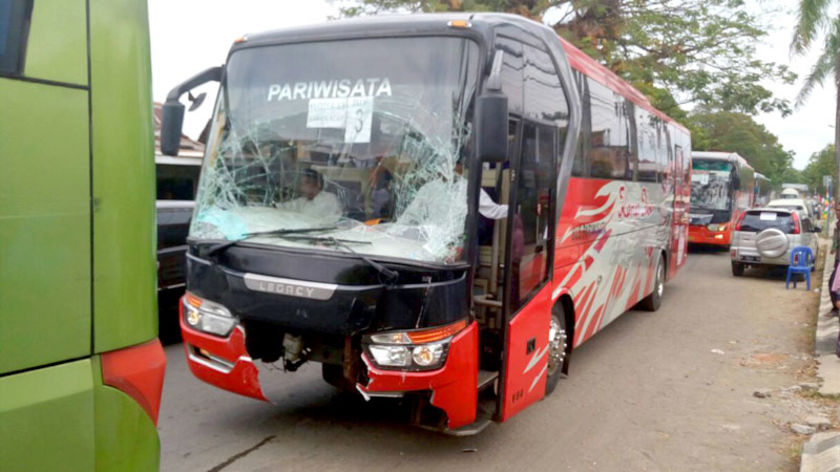 Tiga Bus Jamaah Calon Haji Cilacap Tabrakan Beruntun