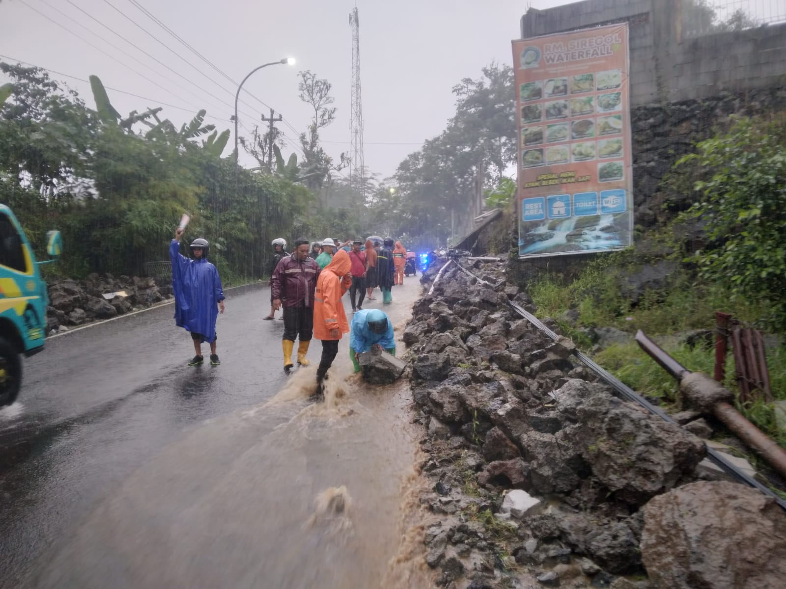 Longsor di Tlahab Kidul Tutup Akses Jalan Purbalingga-Pemalang