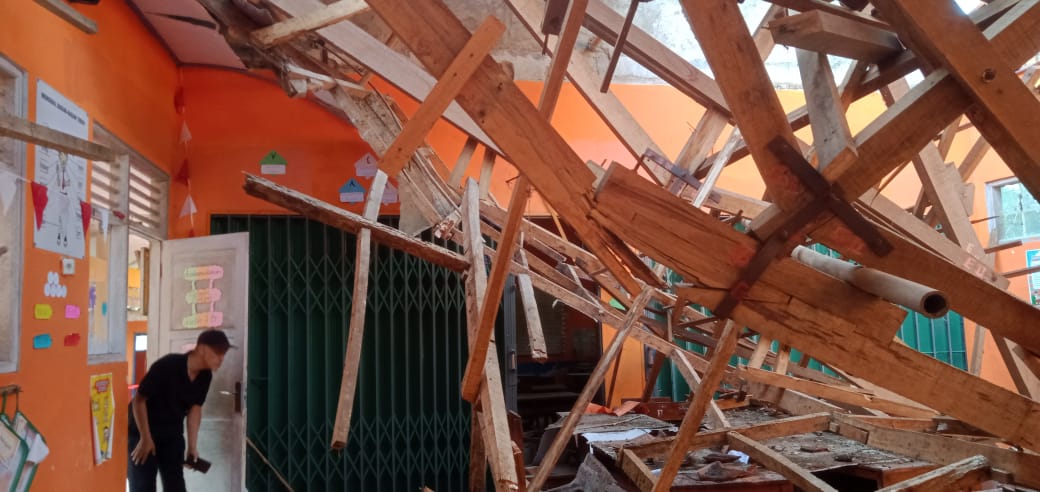 Hujan Deras dan Sudah Lapuk, Atap Ruang Kelas SDN 1 Candiwulan Ambruk