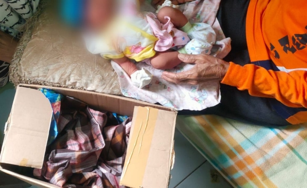 Bayi Laki-Laki Dalam Kardus Ditemukan di teras Mushola Desa Limbangan Cilacap