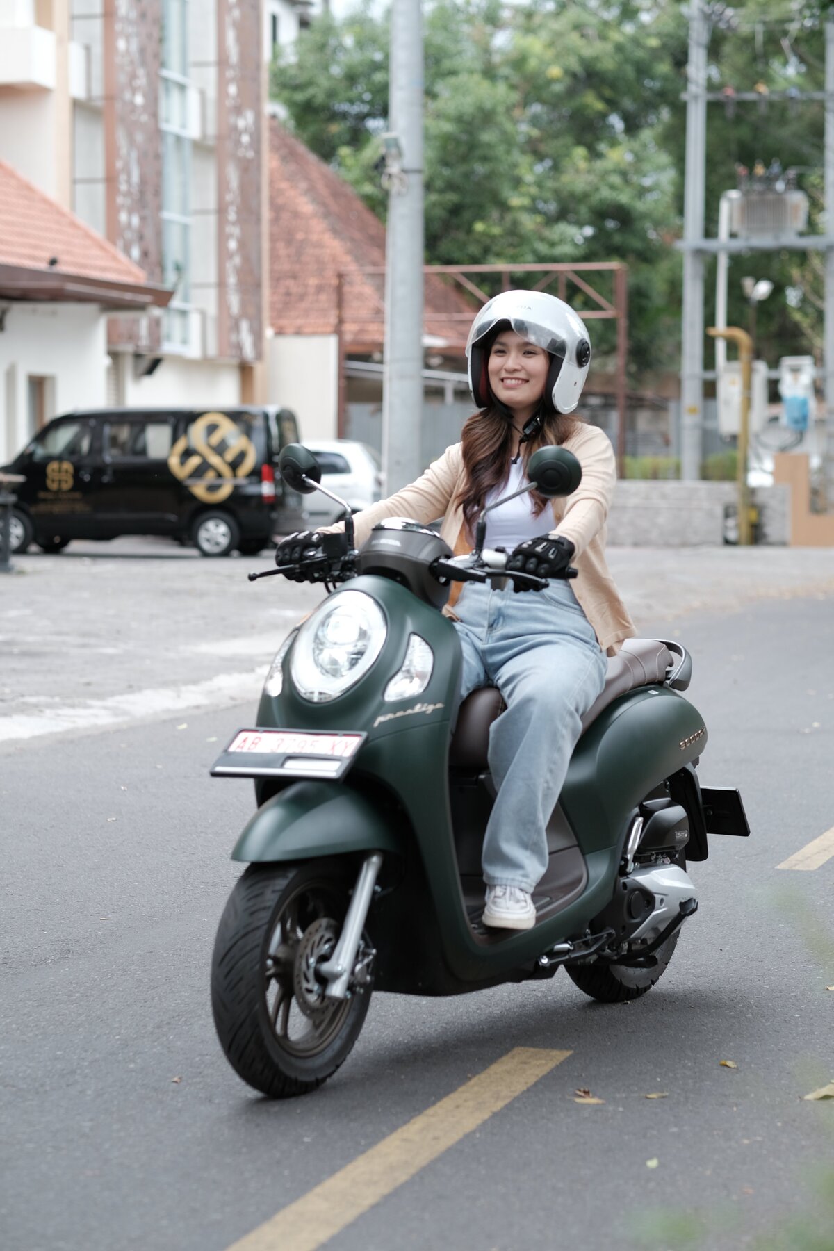 5 Tips Aman Mengendarai Motor Bagi Perempuan ala Honda Istimewa