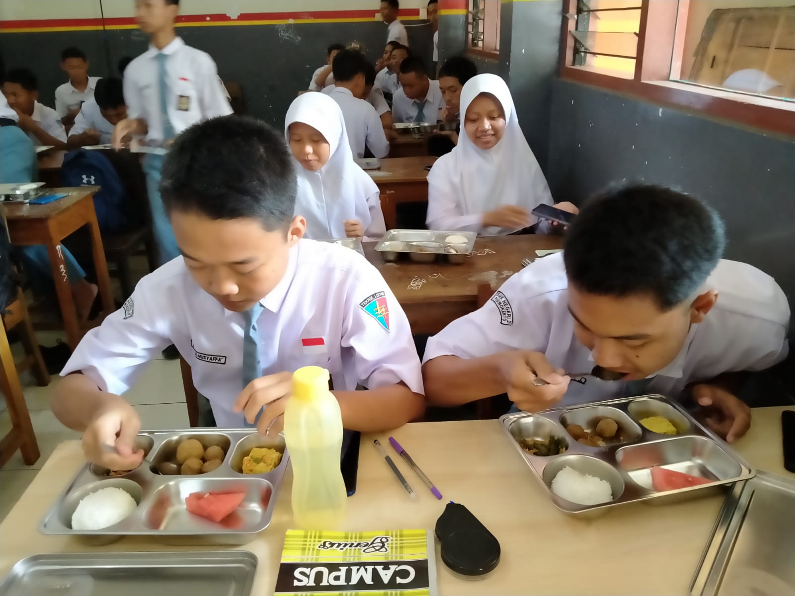 MBG Perdana Siswa SMK di Purwokerto Tanpa Susu