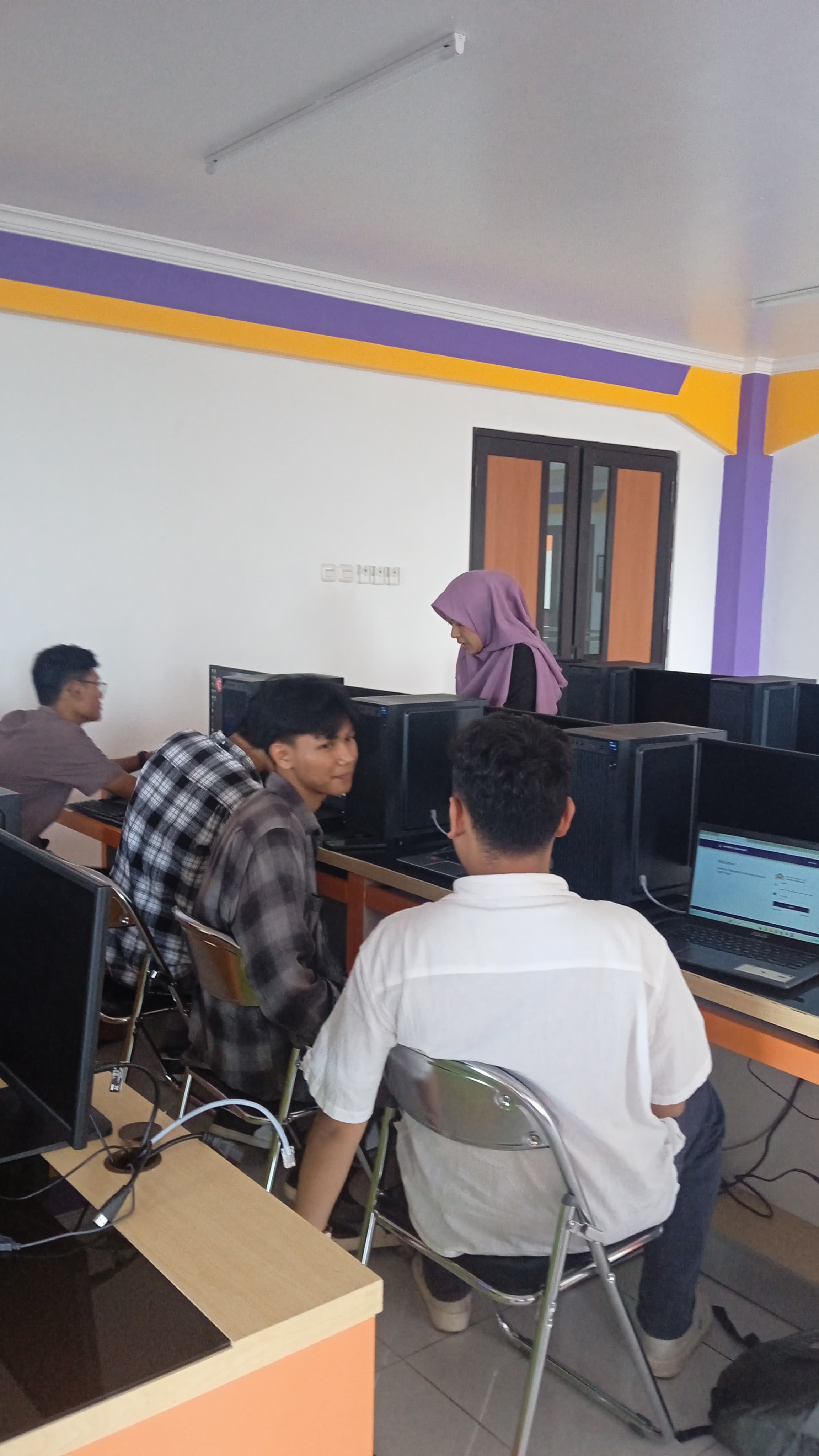 Dosen Universitas Amikom Purwokerto Beri Pelatihan Aplikasi Mendeley Mahasiswa Bisnis Digital