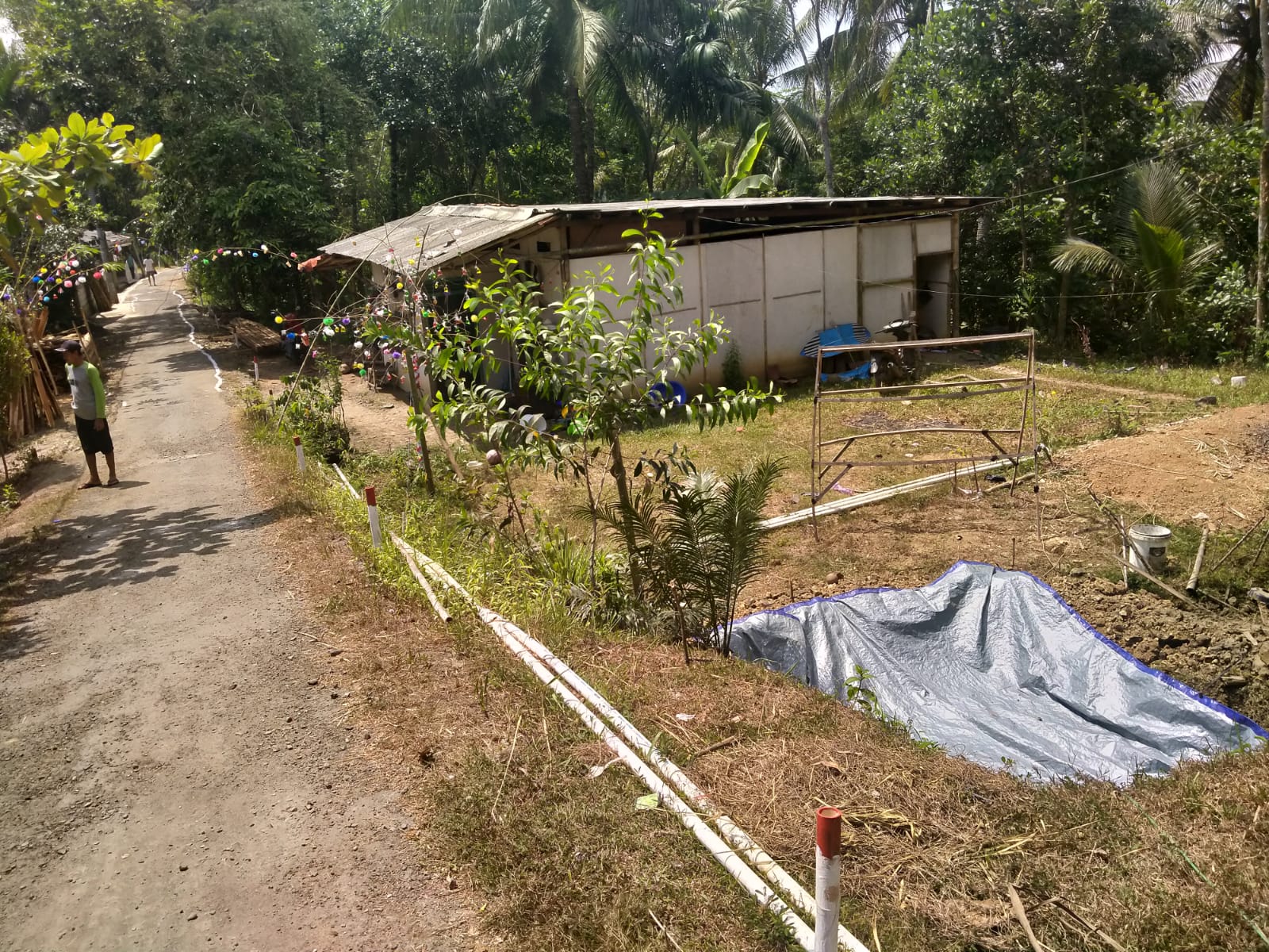 Sebagian Warga Grumbul Kalisari Desa Jingkang Ajibarang Kesulitan Terpal Untuk Bak Penampungan Air