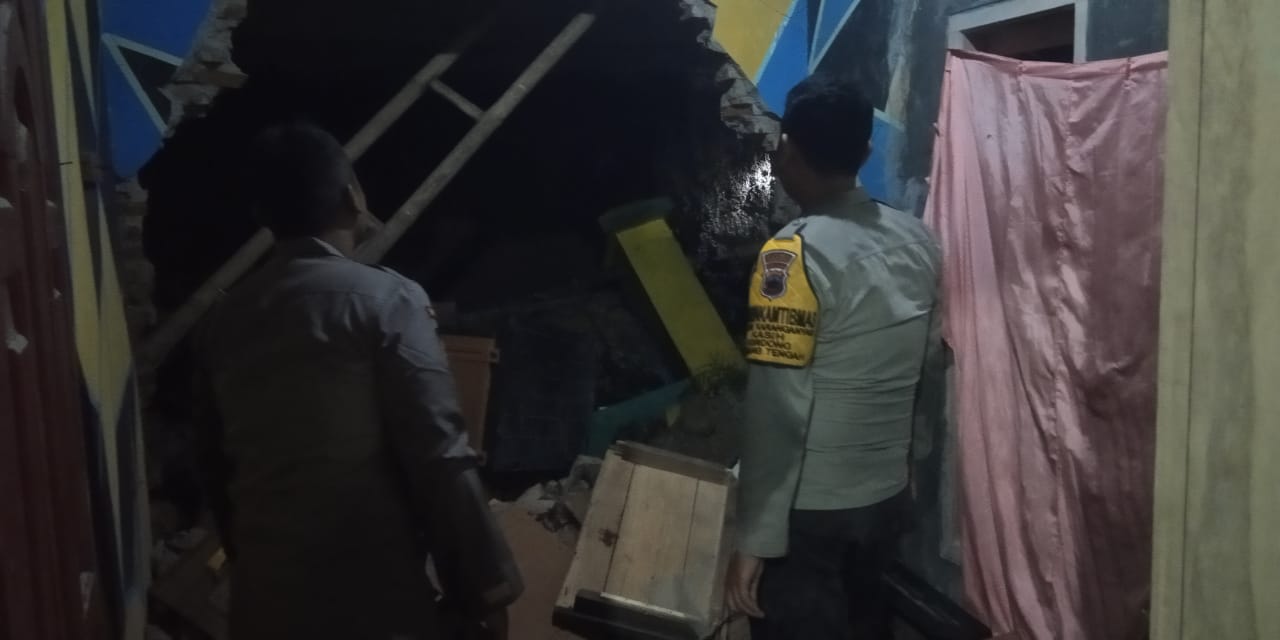Pondasi Longsor Timpa Rumah di Kertanegara Purbalingga, Tiga Kamar Ambruk 