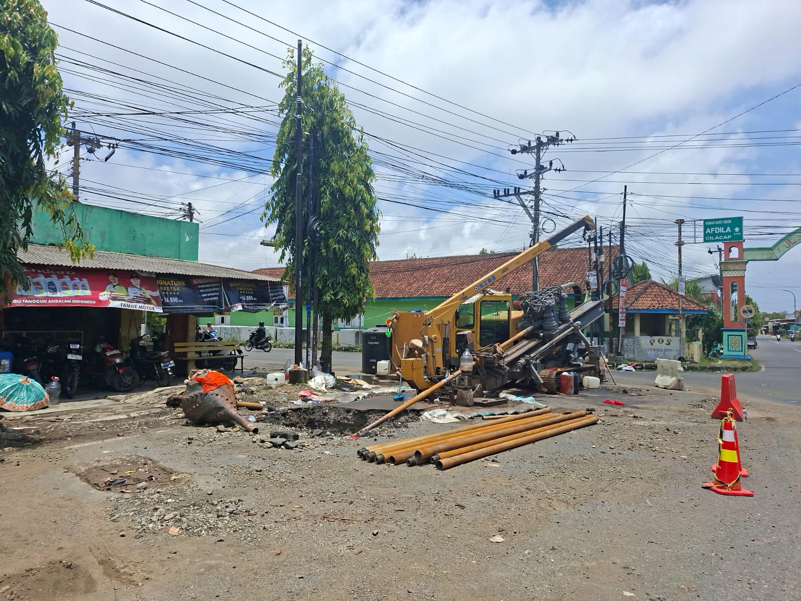 Pipa Utama Perumdam Tirta Jaya Bocor di Simpang Proliman Jeruklegi Cilacap, Perbaikan Dimulai
