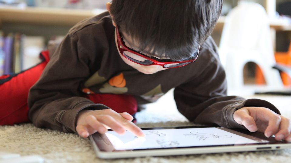 7 Cara Mendidik Anak di Era Digital, Jadi Tak Kecanduan Gadget!