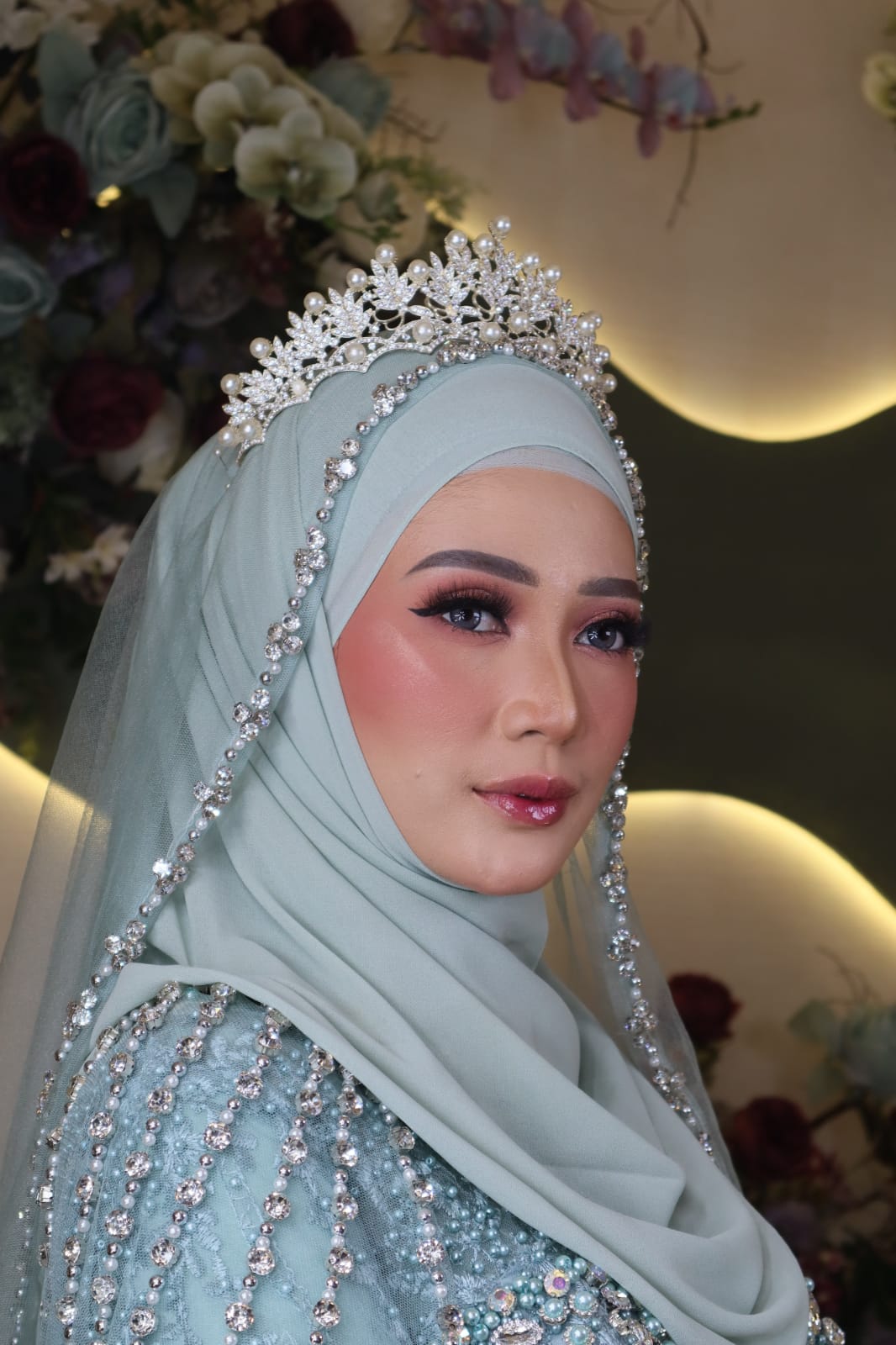 Intan Rias Syari Tampilkan Riasan Syari Tanpa Kerik Alis