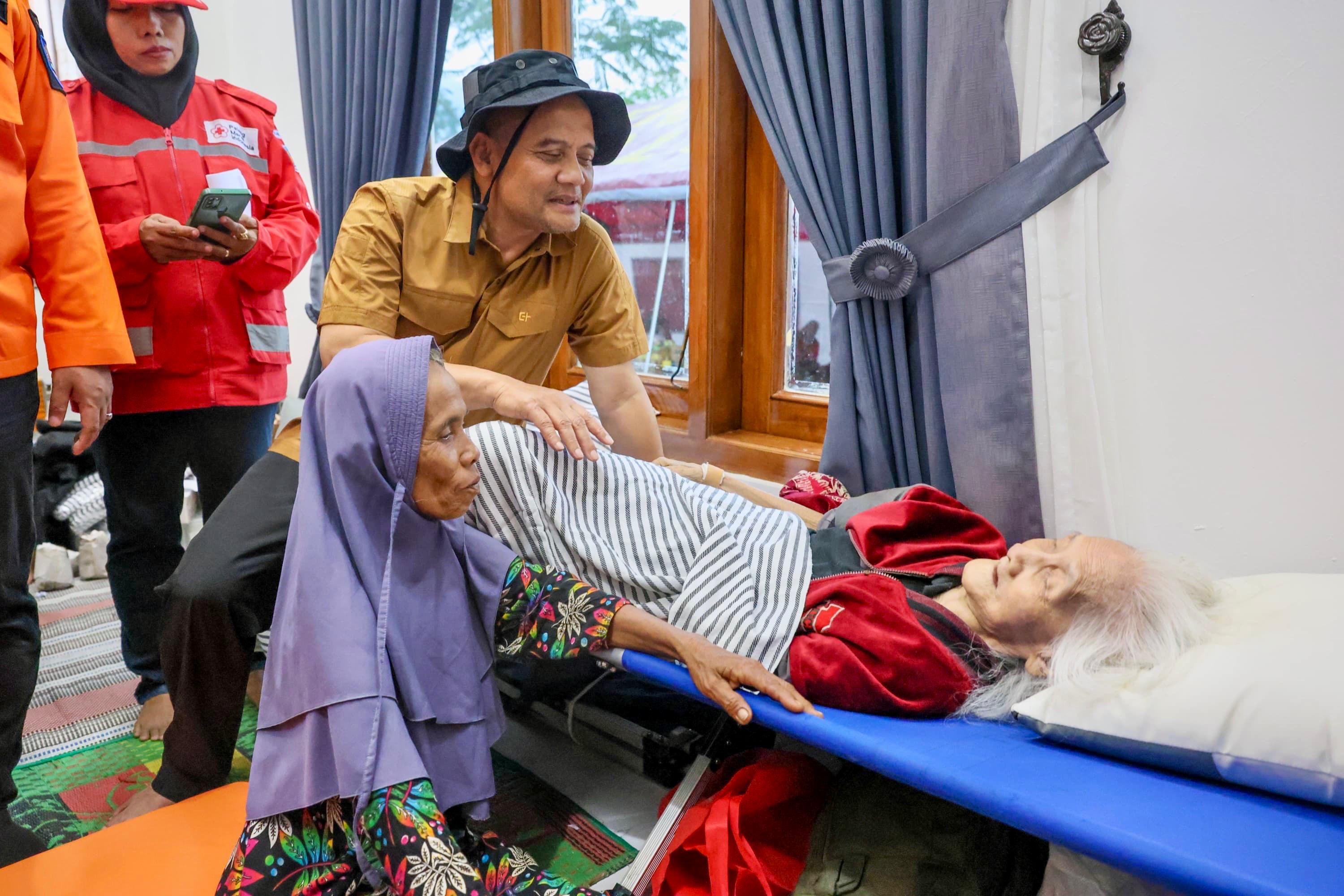 Temui Pengungsi Tanah Gerak Tegal, Ahmad Luthfi Segera Siapkan Hunian Sementara