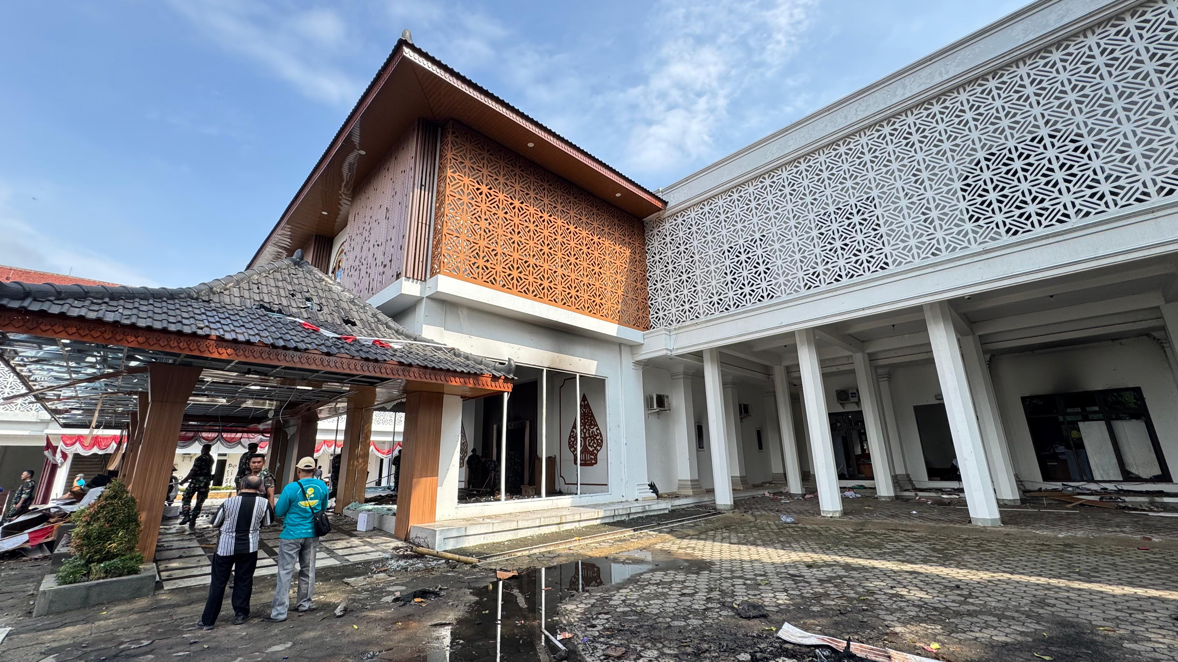 Pasca Ricuh, Kantor DPRD Cilacap Berantakan dan Masih Dijaga Ketat Aparat