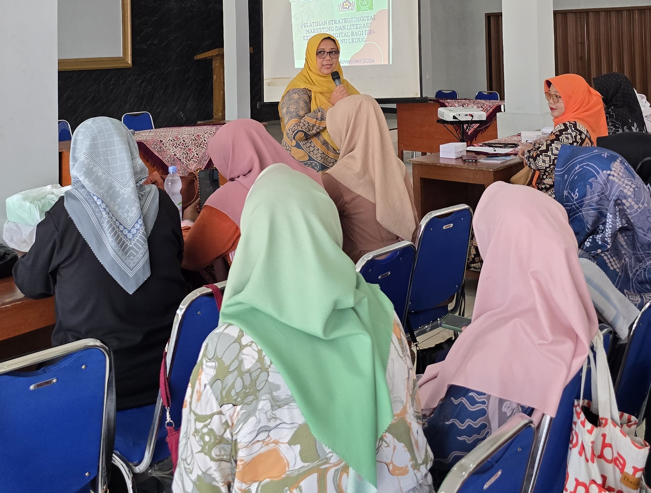 Dosen Universitas Amikom Purwokerto Beri Pelatihan dan Pendampingan Digital Marketing Fatayat NU Ledug