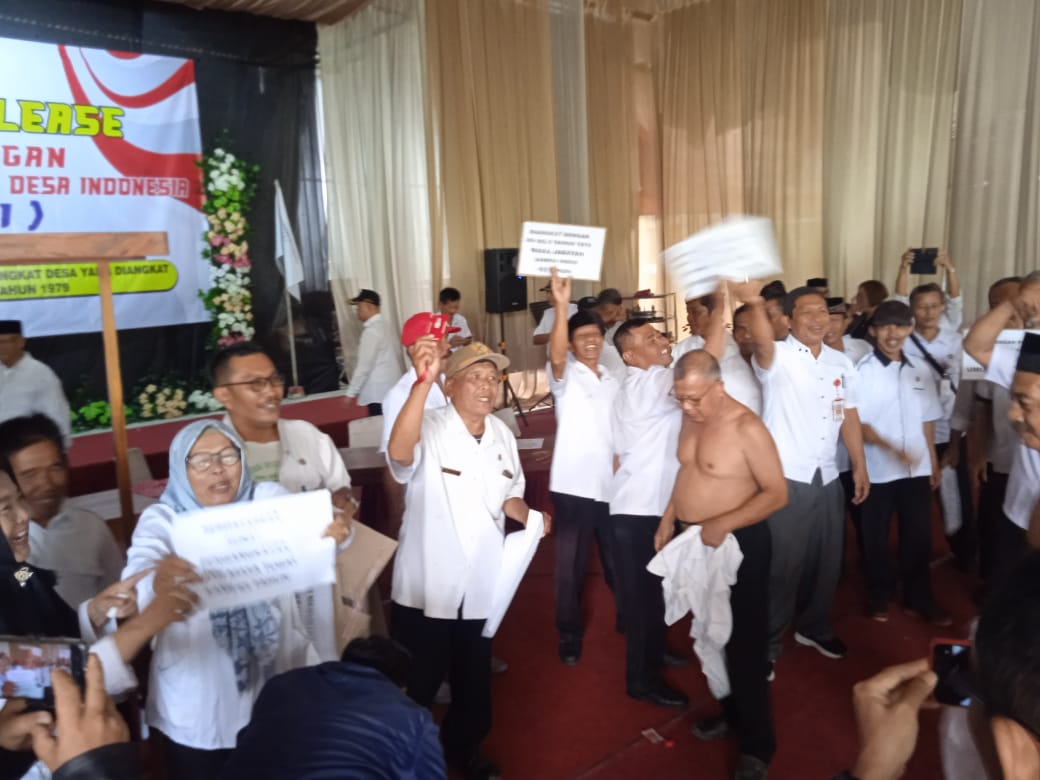 Pertanyakan Usia Pensiun, Ratusan Perangkat Desa Gelar Aksi