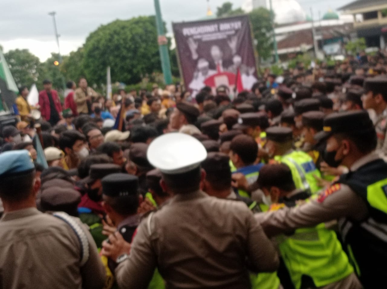 Bakar Ban, Demo UU Ciptaker Di Alun-Alun Purwokerto Diwarnai Dorong-Dorongan Massa Dengan Polisi