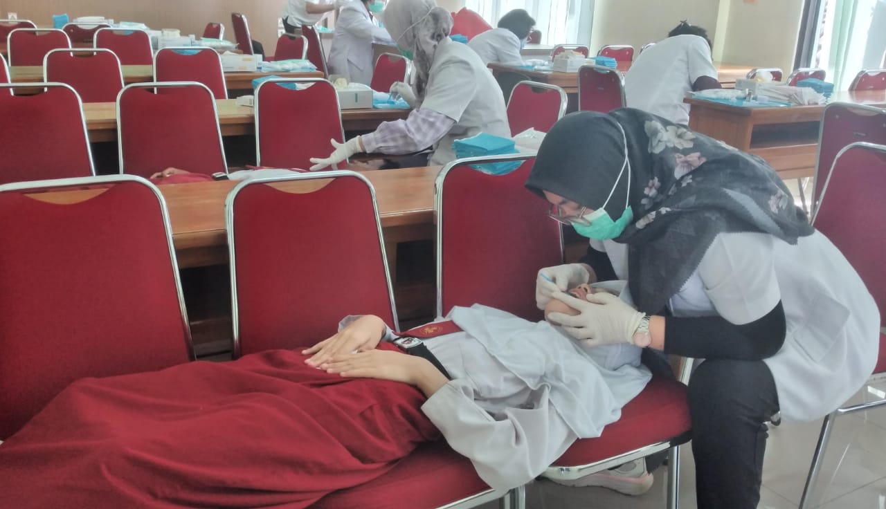 Cegah Gigi Berlubang, 2.170 Siswa di Banyumas Dapat Vitamin Gigi