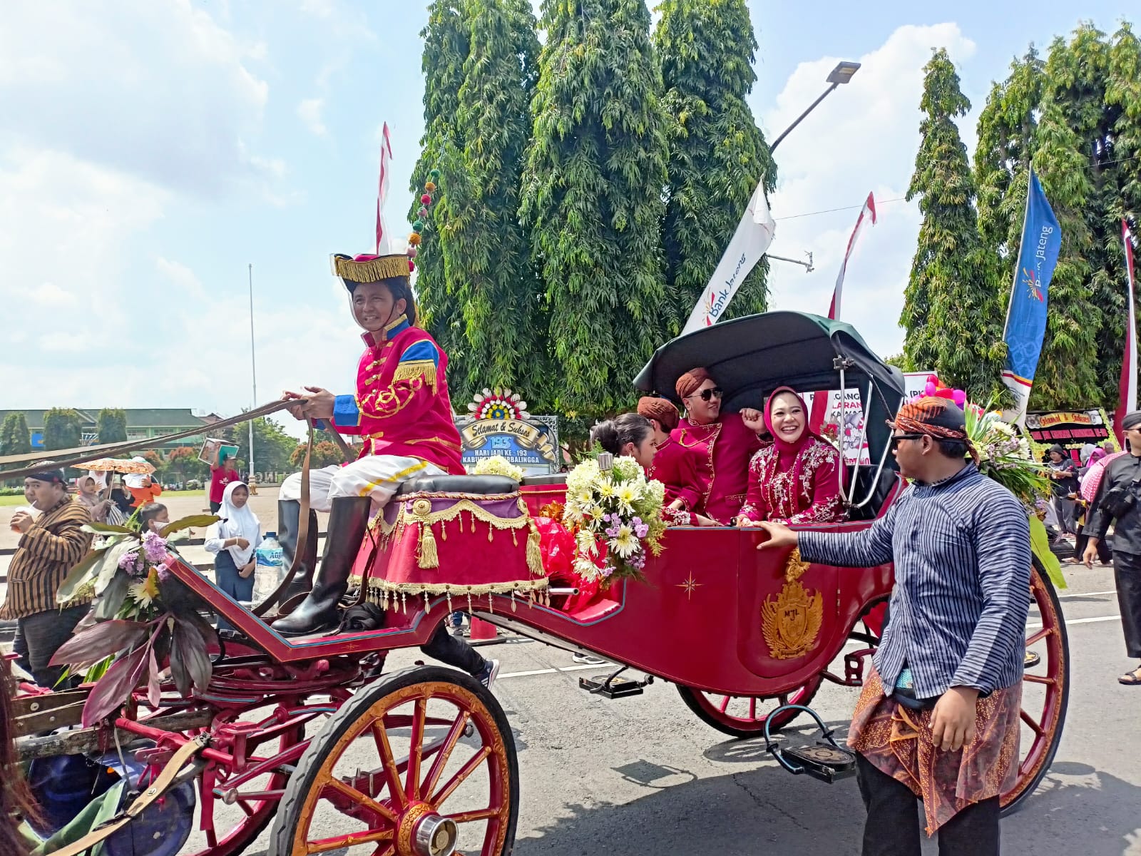 Warga Antusias Sambut Kirab Pusaka Purbalingga