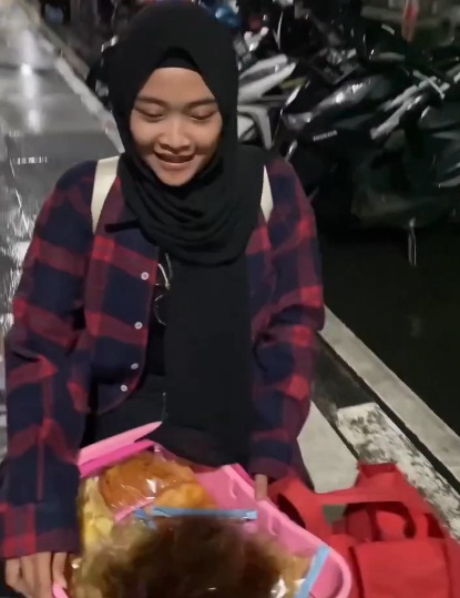 Risma Anjani 'Janny', Penjual Sriping Cantik Viral di Purwokerto, Jadi Tulang Punggung Keluarga Sejak Remaja
