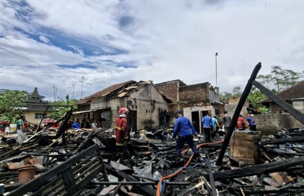 Kebakaran di Baleraksa Karangmoncol Purbalingga, Tiga Rumah Hangus Terbakar