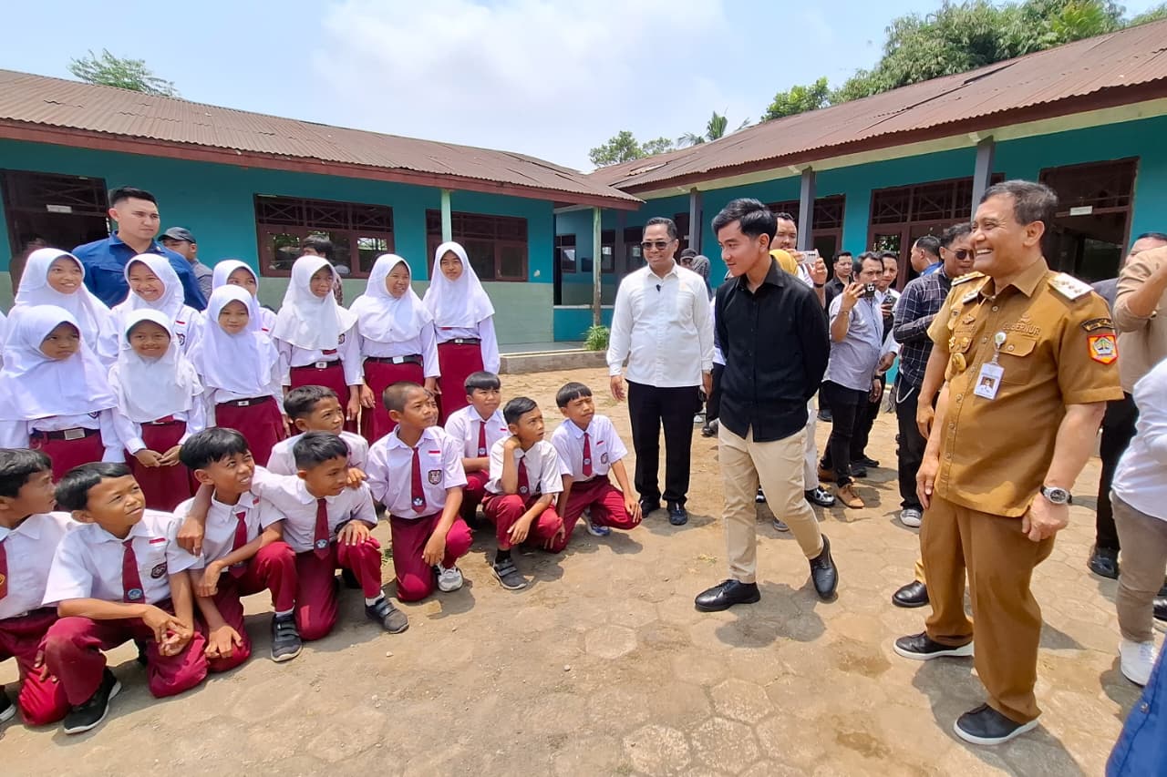 Temui Korban Dugaan Keracunan MBG di Batang, Gibran dan Ahmad Luthfi Serap Aspirasi Warga