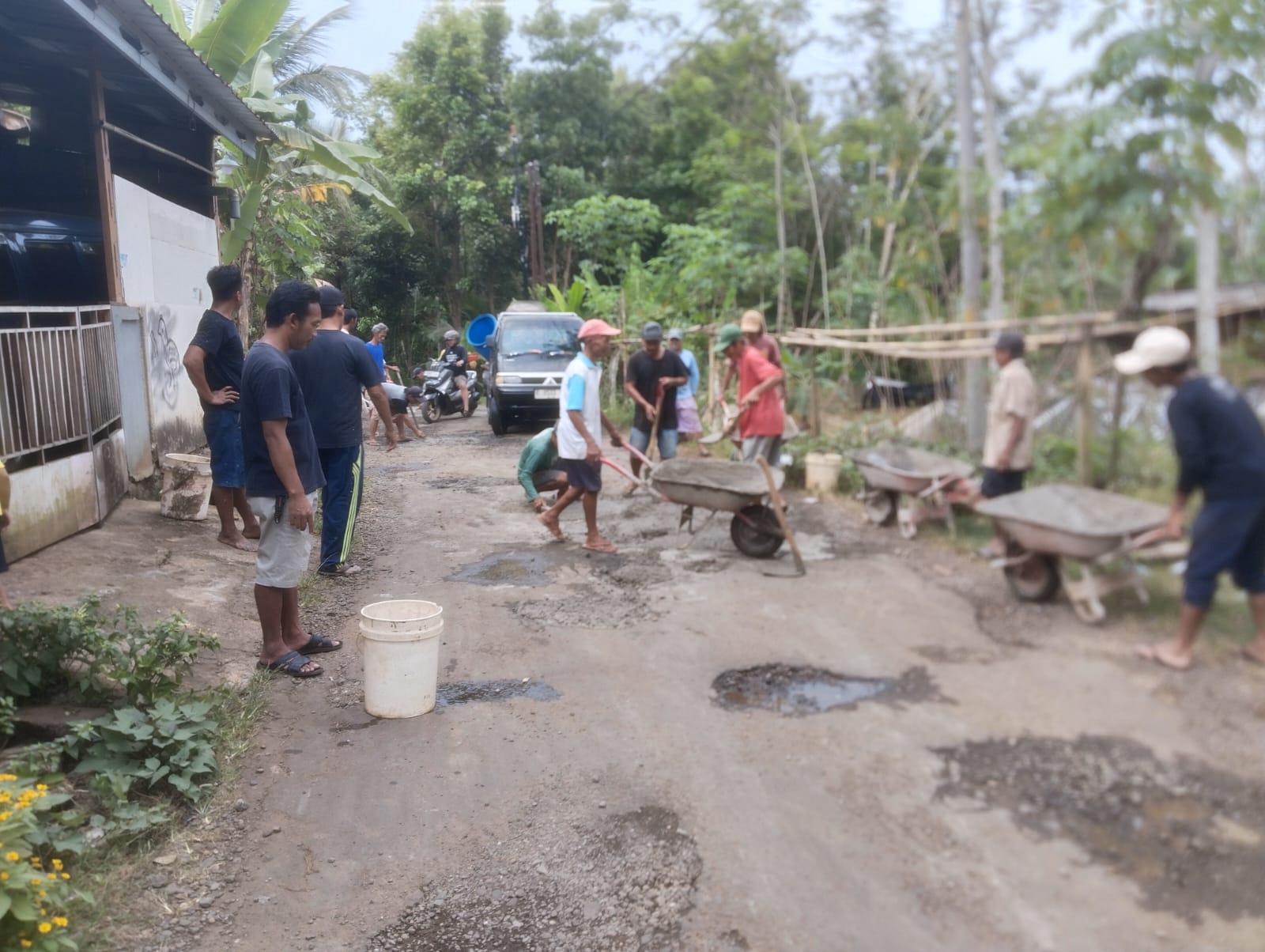Tak Kunjung Diperbaiki, Warga Dua Desa Pilih Tambal Jalan Sendiri