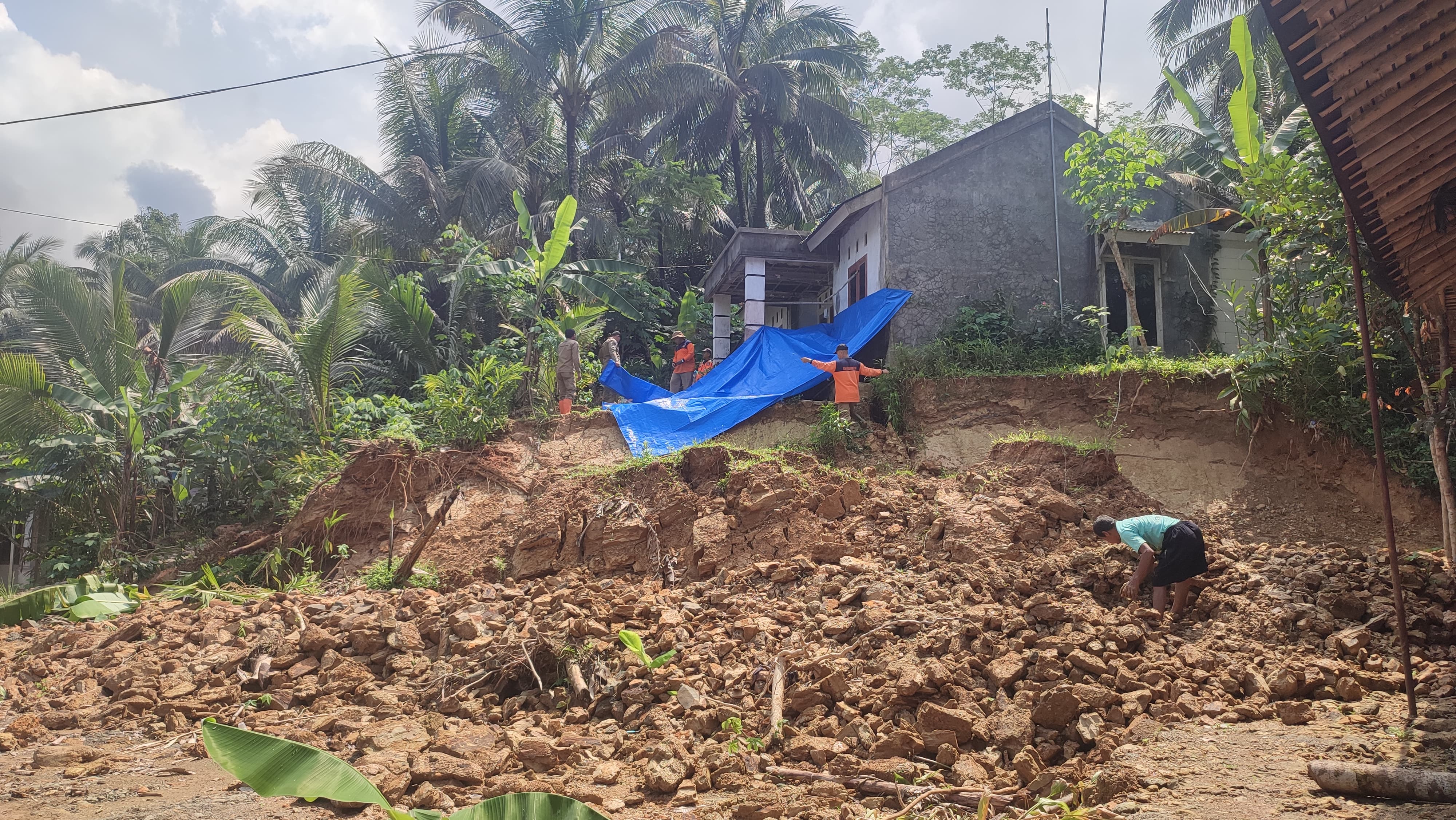 Longsor di Tunjungmuli Purbalingga: Retakan 15 Meter Ancam Dua Rumah Warga