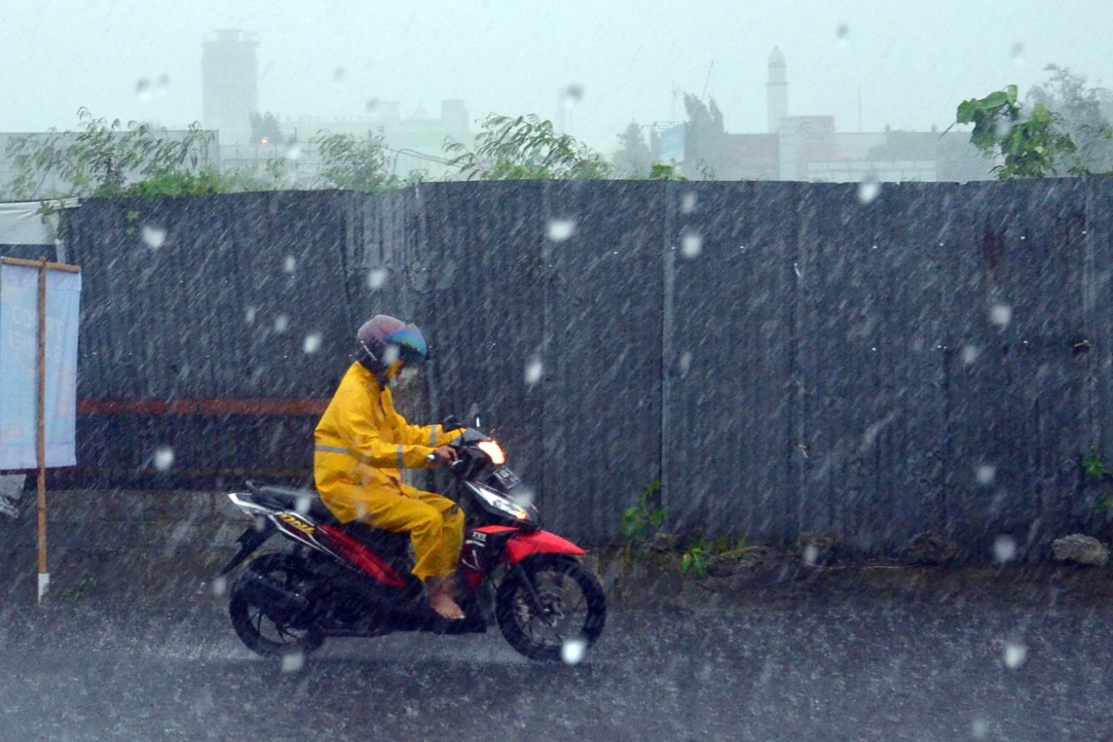 CEK ! Tips dan Persiapan Pengendara Sepeda Motor Agar Aman Menghadapi Musim Hujan