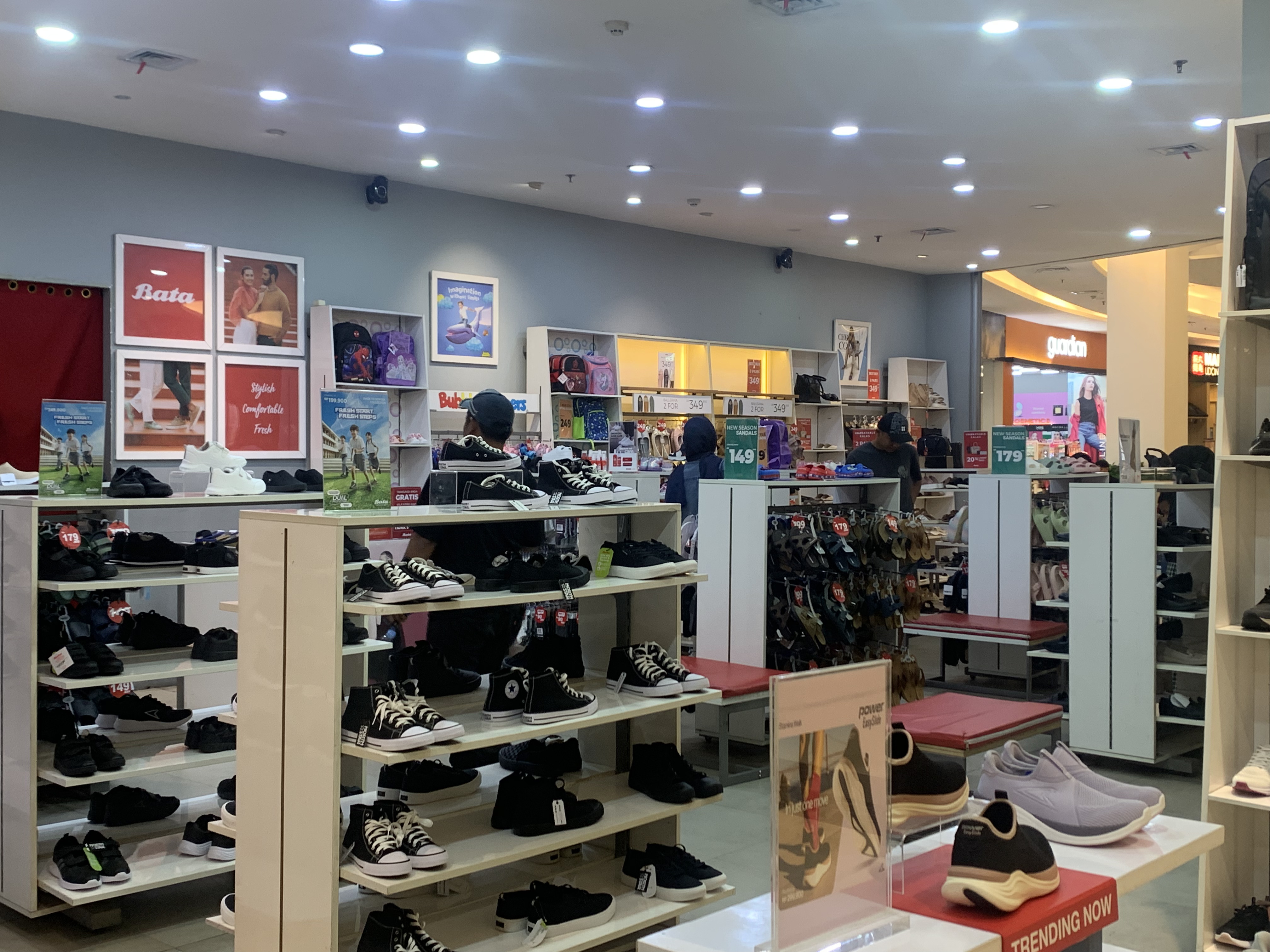 BATA, Pilihan Sandal dan Sepatu Trendy yang Awet dan Nyaman