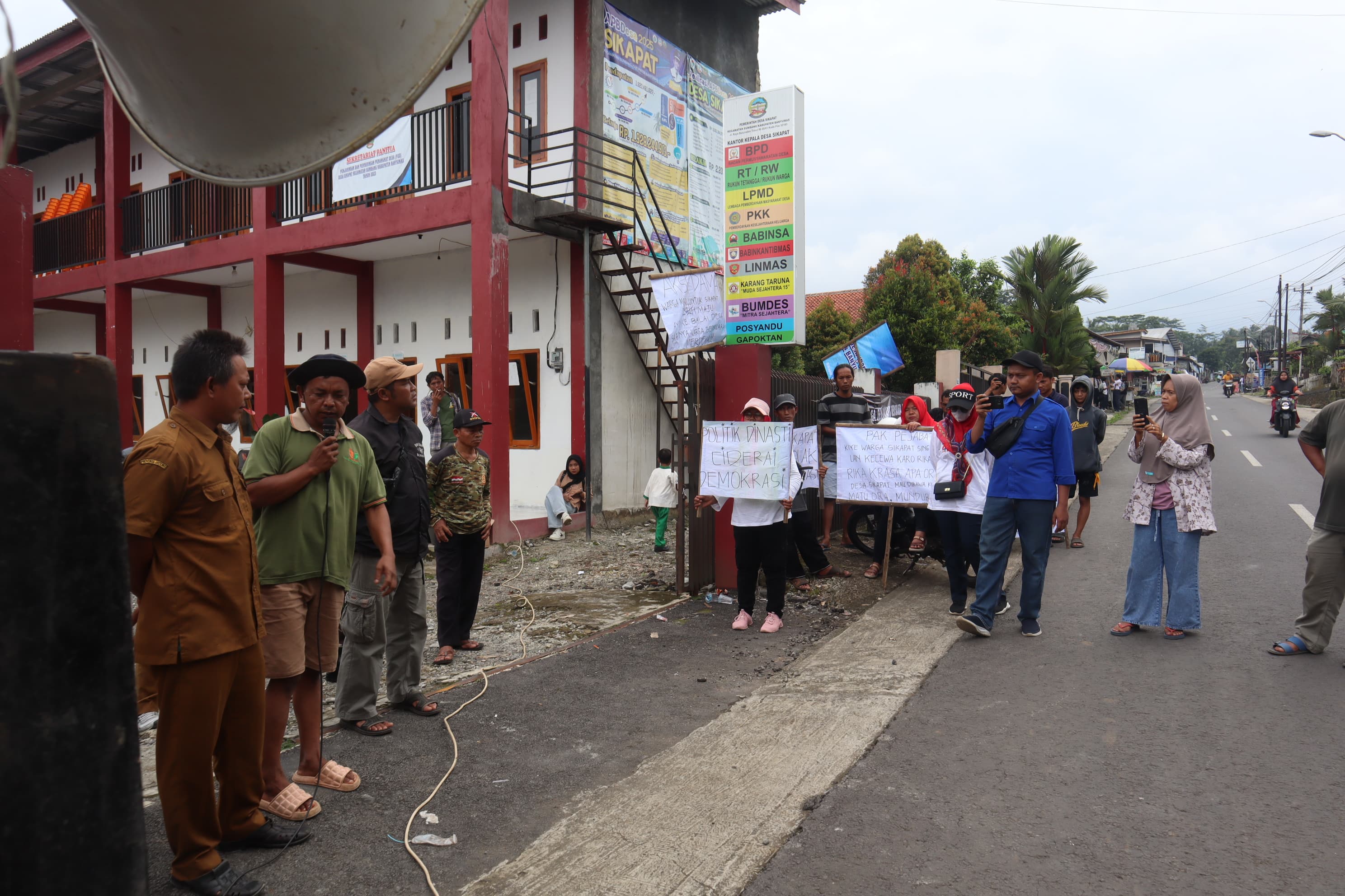 Warga Sikapat Demo Tolak Hasil Seleksi Perangkat Desa, Soroti Dugaan Politik Dinasti