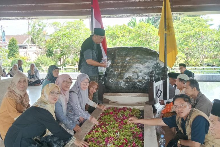 Pengajar MTsN 1 Ikuti Ziarah Tokoh Nasional