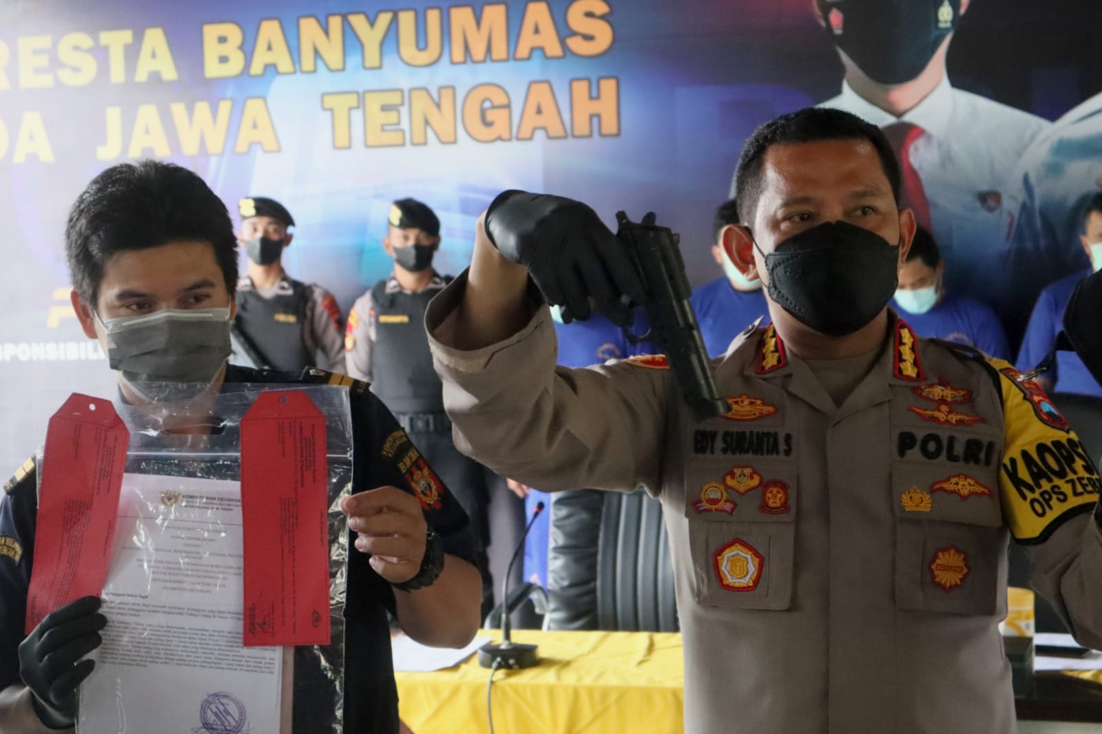 Kasus Pemerasan Pakai Pistol Mainan, Ngaku Petugas Bea Cukai, Ini Foto-Foto di Polresta Banyumas 