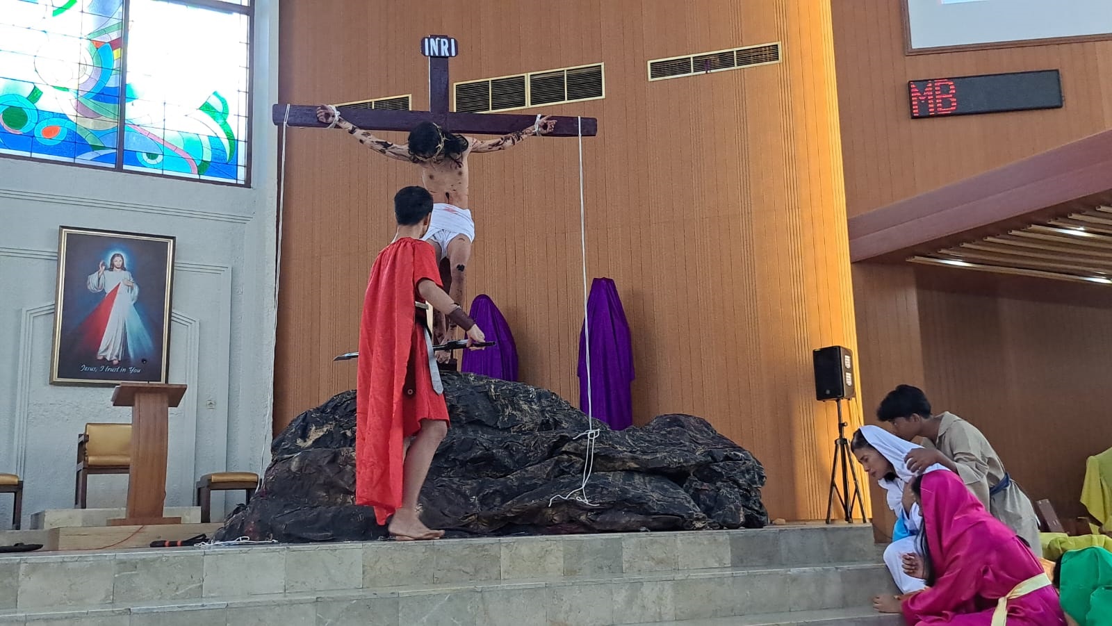 Jumat Agung di Gereja Katedral Berlangsung Khusyuk