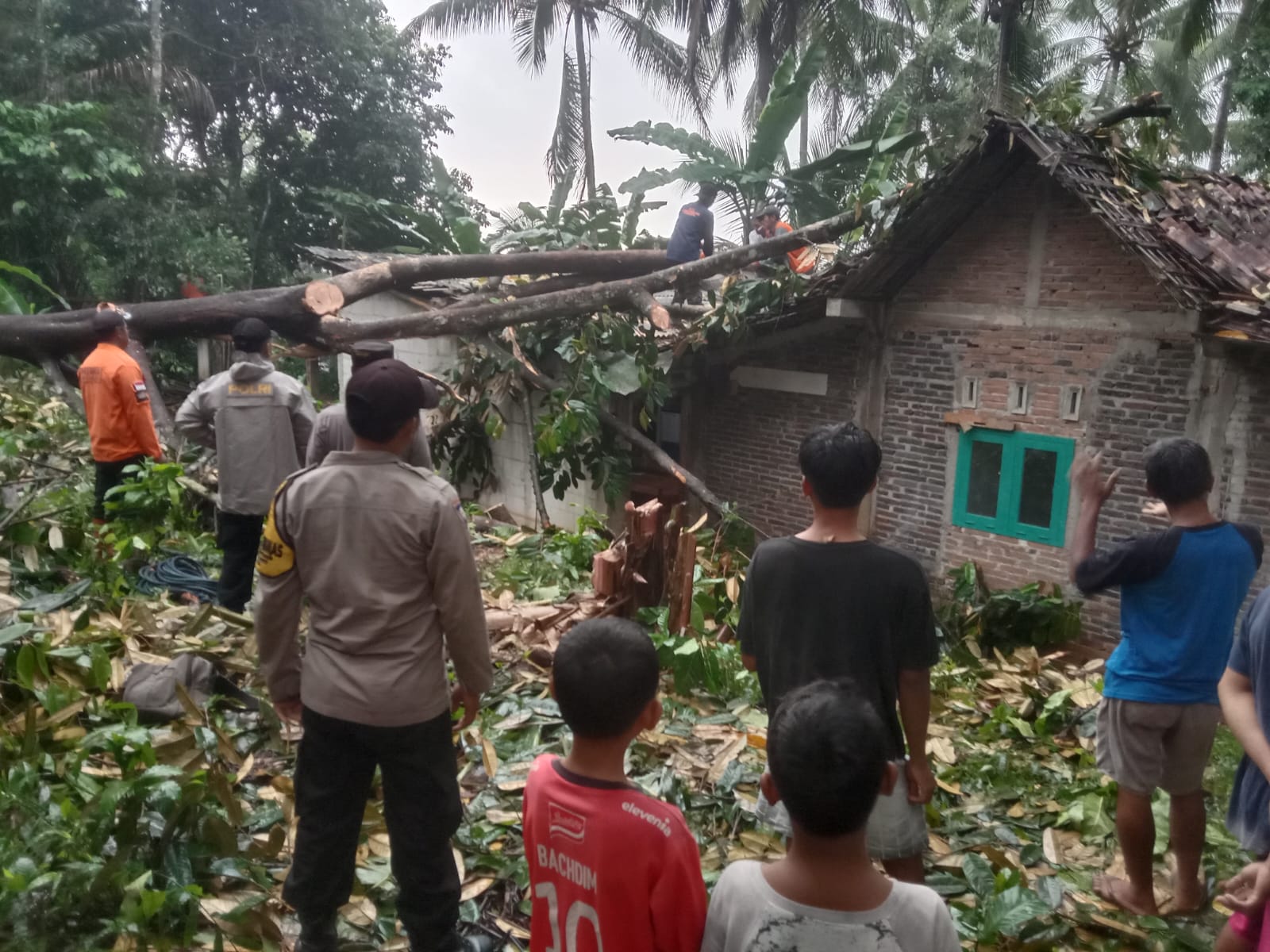 Hujan Deras Disertai Angin Kencang di Kejobong, Dua Rumah Warga Rusak 