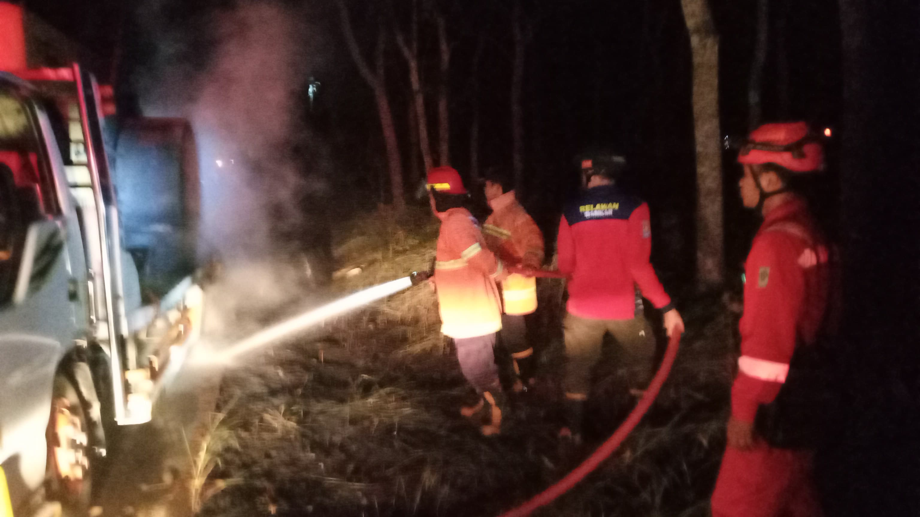 Truk Towing Terbakar di Kutawaru, Cilacap Usai Menyentuh Kabel Listrik. Sopir dan Kernet Meninggal Kesetrum 