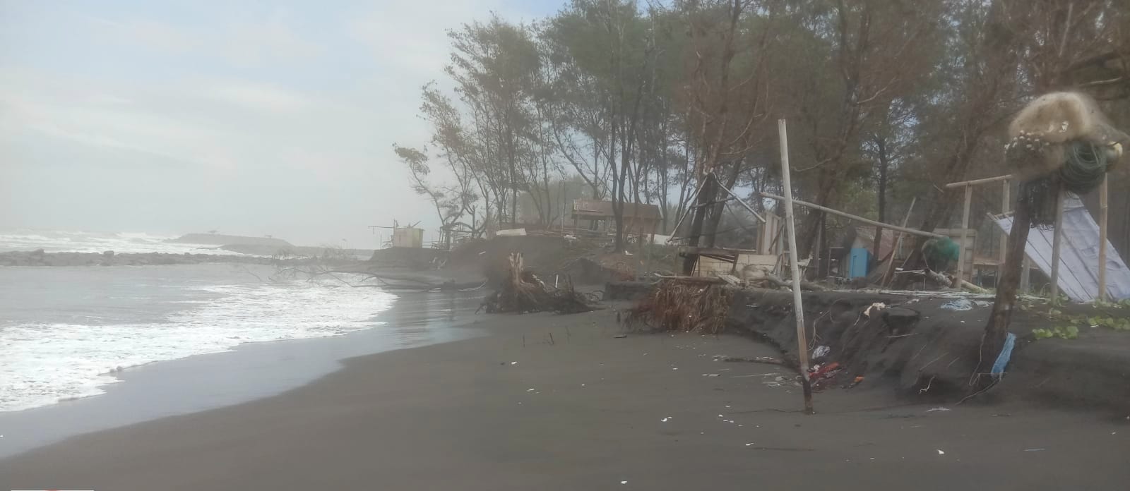 Gelombang Tinggi Hantam 7 Kios di Pantai Sodong Cilacap