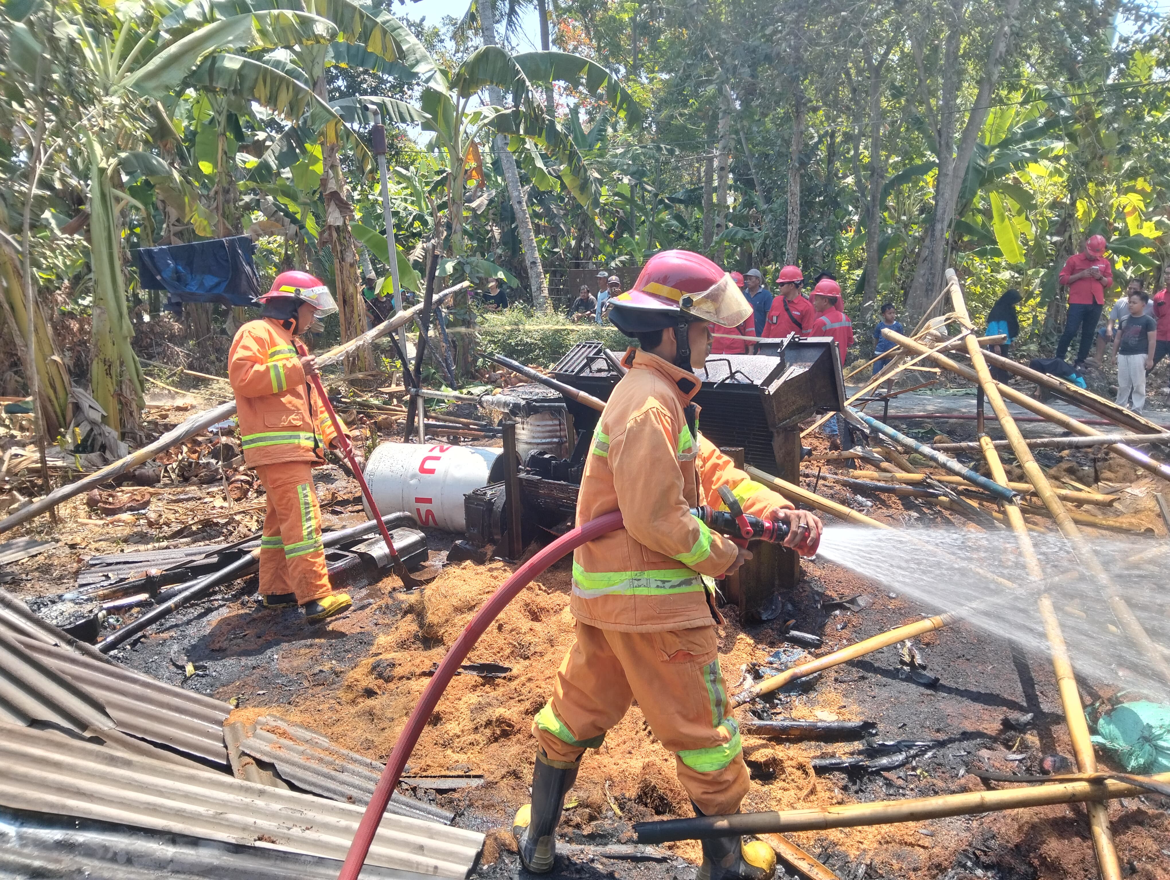 Diduga Dipicu Percikan Api Las, Pabrik Sabut Kelapa di Slarang Cilacap Terbakar
