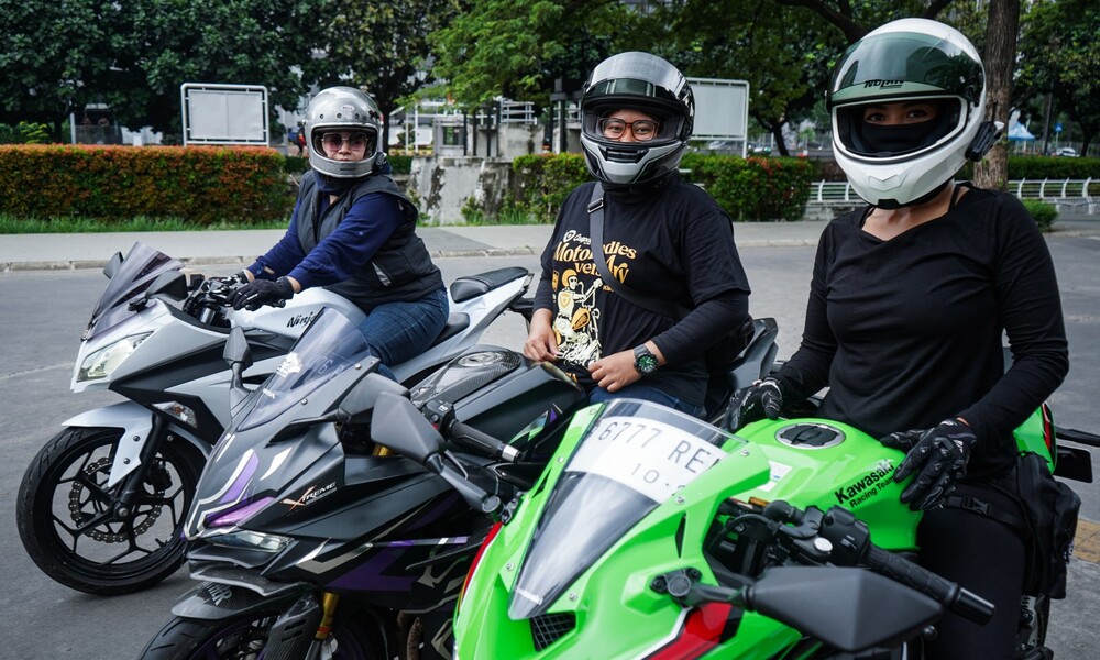 4 Motor Sport Murah yang Cocok untuk Riding Cantik bagi Perempuan Keren