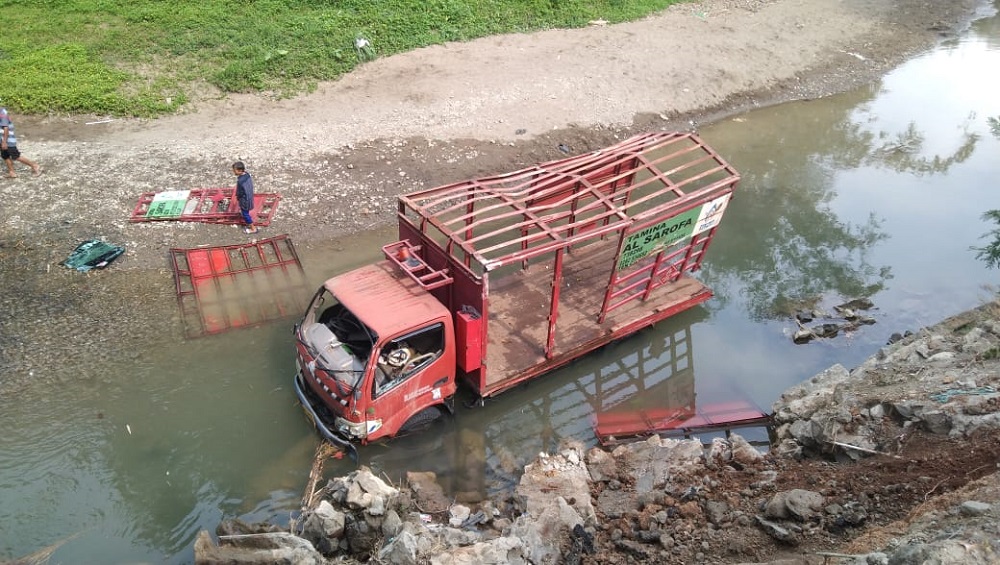 Truk Pengangkut Gas Elpiji 3 Kilogram Terguling ke Sungai di Desa Mandala Cilacap