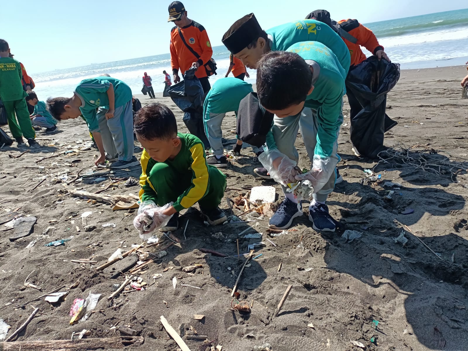 Masyarakat Pungut Sampah di Jalanan Kota dan Sepanjang Pantai Cilacap, Terkumpul Sampah hingga 1 Truk