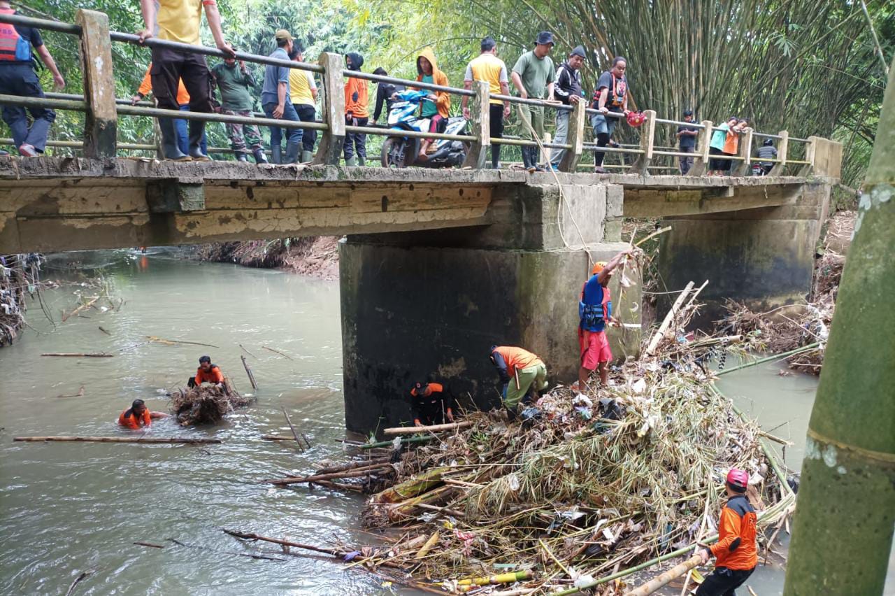 Puluhan Relawan Kerja Bakti Bersihkan Sungai Bener 