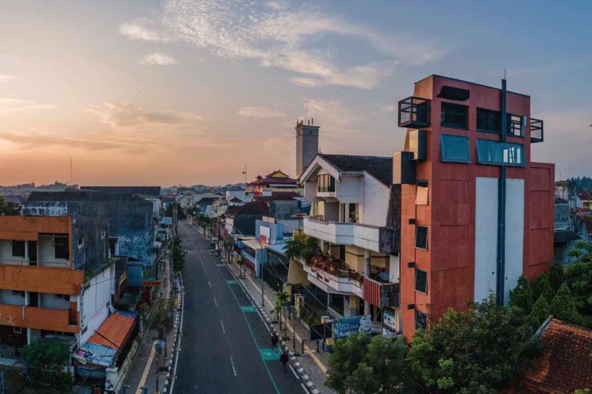 Menjelajahi Pitu Rooms Salatiga, Hotel Tertipis yang Ada di Indonesia!