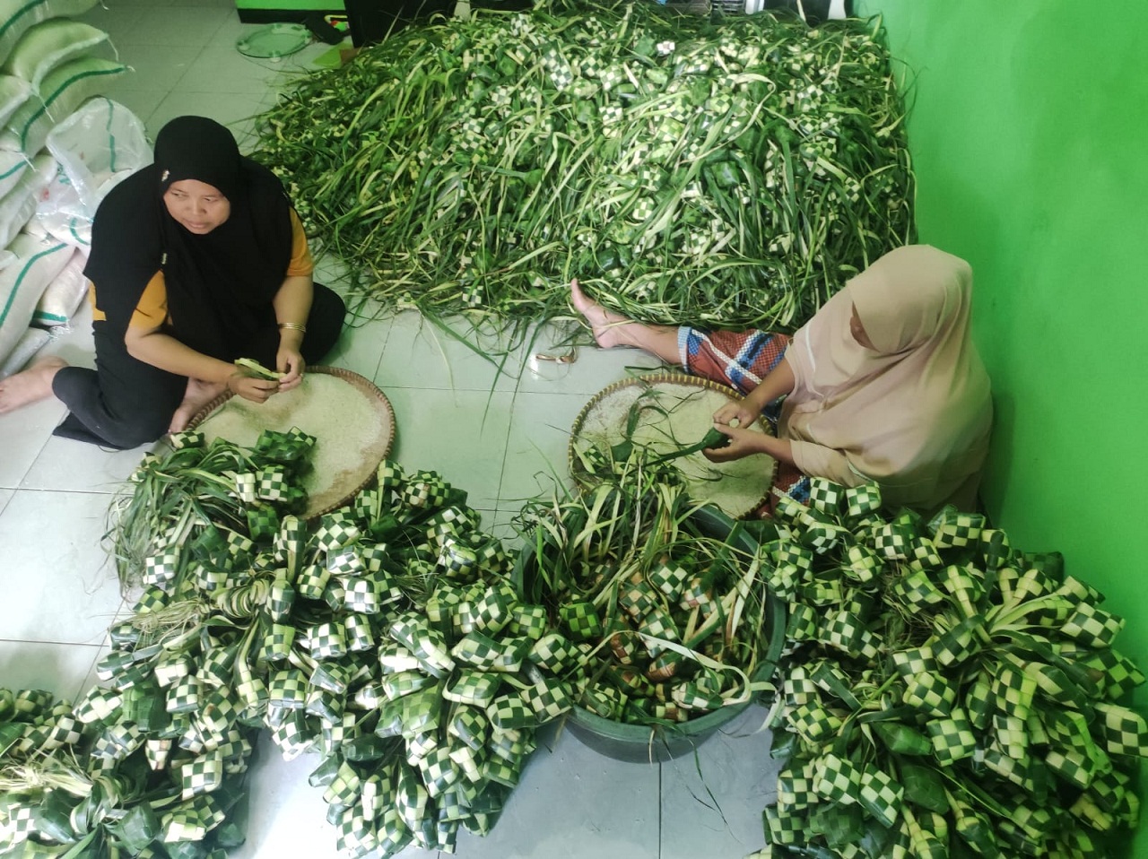 Jelang Lebaran, Produksi Ketupat di Kampung Ketupat Melonjak 