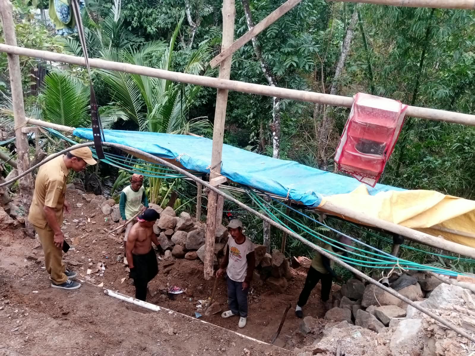 Longsor Ancam Pemukiman Warga Desa Cangkring