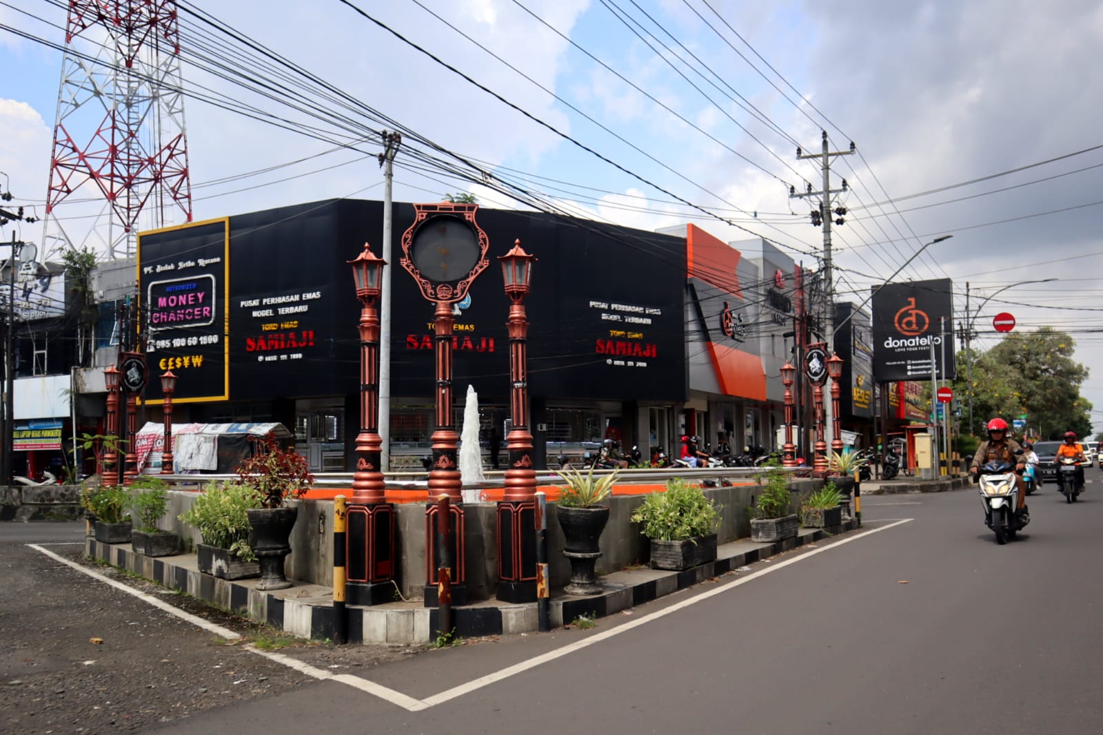 Usia Sudah Uzur DLH Perbaiki Jam di Segitiga Pier-Suman